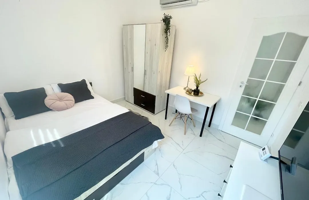 Cozy Central Small Studio Near Park-1